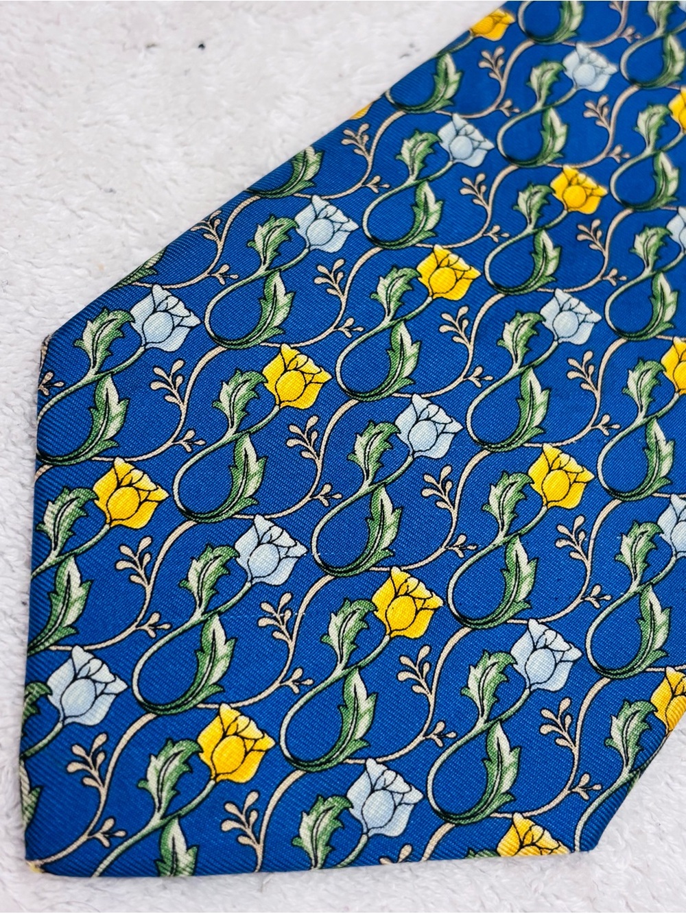 Brand New Vintage Tie By Nina Ricci - Tie Width Is 3 3/4 Inches